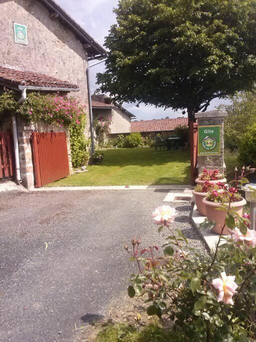 Cottage By The Chateau With Pool In National Parc Les Salles-Lavauguyon Экстерьер фото