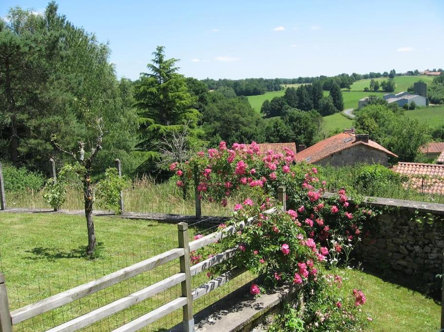 Cottage By The Chateau With Pool In National Parc Les Salles-Lavauguyon Экстерьер фото