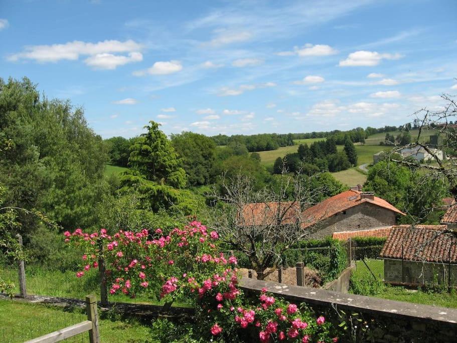 Cottage By The Chateau With Pool In National Parc Les Salles-Lavauguyon Экстерьер фото